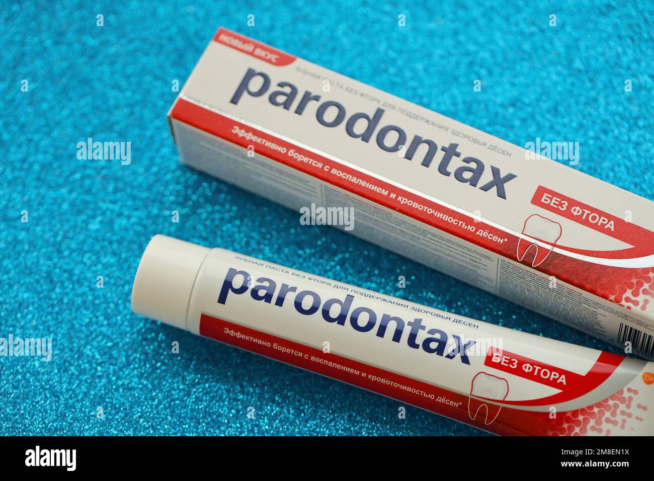 KIEW, UKRAINE - 4. MAI 2022 Paket Parodontax Zahnpasta auf hellem Hintergrund Nahaufnahme Stockfoto