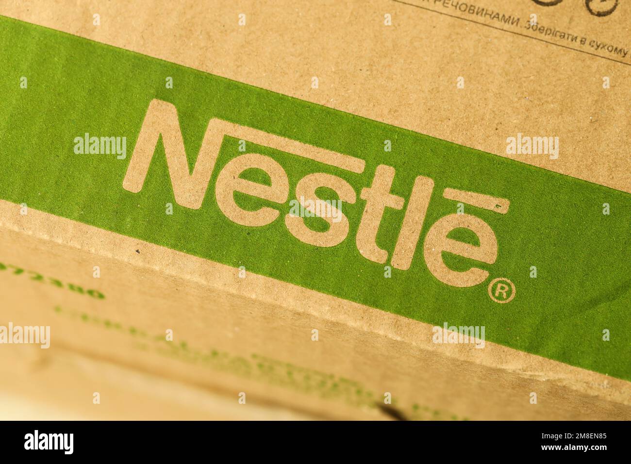 KIEW, UKRAINE - 4. MAI 2022 große Kartons mit dem Logo von Nestle Company. Portionierung von Nestwaren Stockfoto