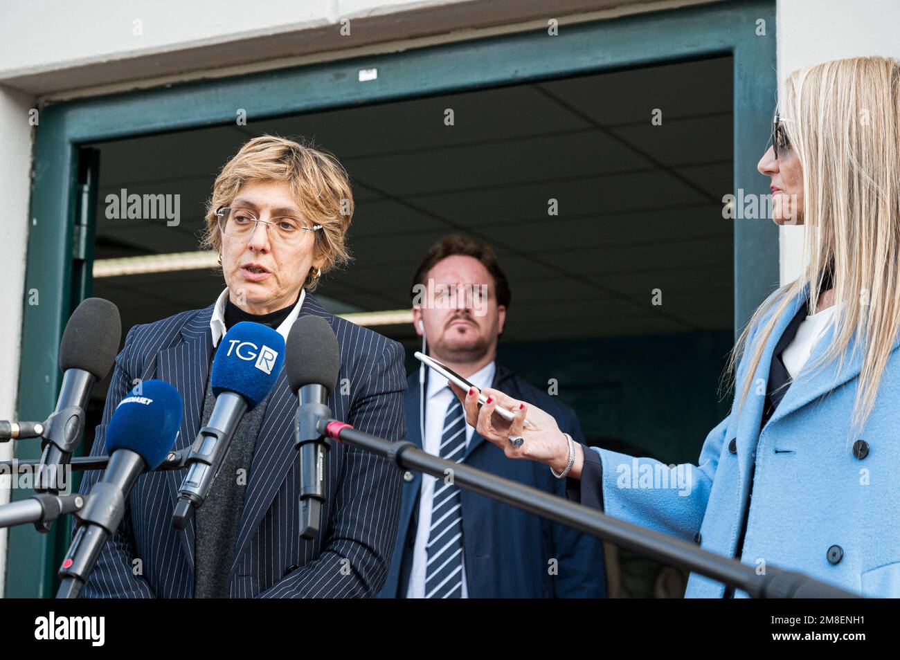 Palermo, Italien. 13. Januar 2023. Rechtsanwältin Giulia Bongiorno (L) beantwortet Pressefragen. Im Bunkerraum des Ucciardone-Gefängnisses in Palermo hat der ehemalige Innenminister Luciana Lamorgese, der ehemalige Außenminister Luigi Di Maio, Und der ehemalige Ministerpräsident und gegenwärtige Führer von Movimento Cinque Stelle (M5S) Giuseppe Conte wurde aufgefordert, in dem Gerichtsverfahren auszusagen, in dem die spanische NRO Open Arms gegen den Minister für Infrastruktur und Verkehr Matteo Salvini steht. Salvini wird der Entführung und des Amtsmissbrauchs beschuldigt, weil er 147 Migranten die Ausschiffung an Bord der Open A verweigert hat Stockfoto