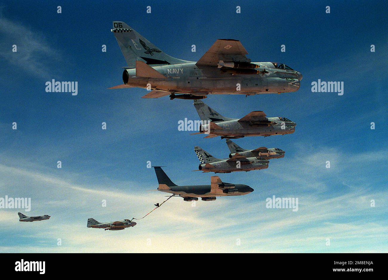 Während der Operation Desert Storm auf dem Weg vom Flugzeugträger USS JOHN F. KENNEDY (CV-67) zu Zielen in Irak und Kuwait trafen sich fünf A-7E Corsair-Flugzeuge von Attack Squadron 72 (VA-72) und ein A-6E Intruder-Flugzeug von Attack Squadron 75 (VA-75) mit einem KC-135E Stratotanker-Flugzeug zum Auftanken während des Fluges. Das Dritte Flugzeug Der A-7E von oben trägt AGM-88-HARM-Hochgeschwindigkeits-Raketen, die anderen 83 1000-Pfund-Bomben und SIDEWINDER-RAKETEN DER AIM-9. Betreff Operation/Serie: WÜSTENSTURM Land: Saudi-Arabien (Sau) Stockfoto