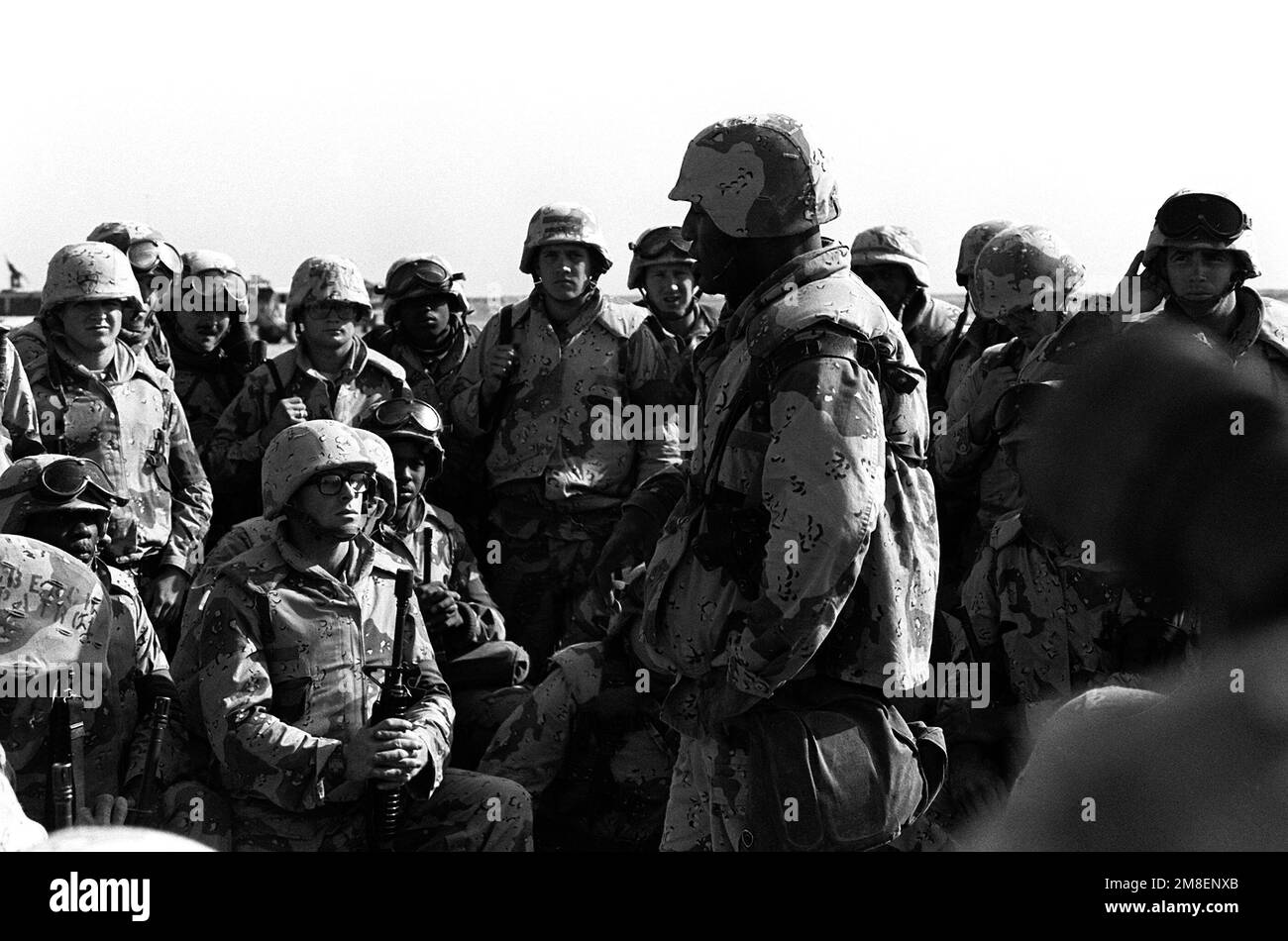 HAUPTMANN. Clark R.C. Johnson informiert die Militärpolizei-Kompanie, 2. Service Support Group, vor einem Angriff während der Operation Desert Storm. Betreff Operation/Serie: WÜSTENSTURM Land: Saudi-Arabien (Sau) Stockfoto