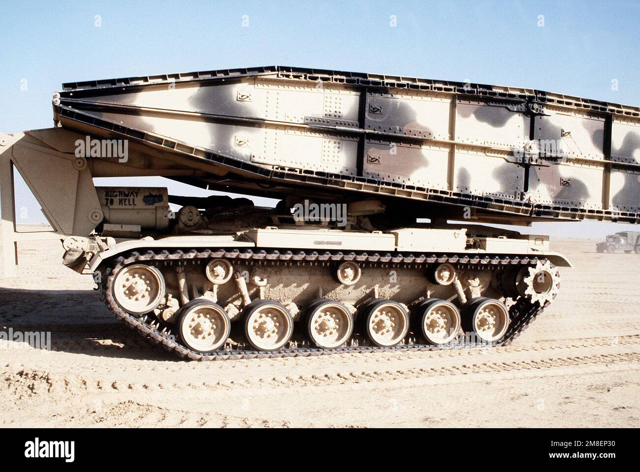 Eine der 2. Marine Expeditionary Force zugeteilte M-60-Brücke für gepanzerte Fahrzeuge (AVLB) steht bereit, um Kuwait bei der Eröffnung der Bodenphase der Operation Desert Storm zu erreichen. Betreff Operation/Serie: WÜSTENSTURM Land: Saudi-Arabien (Sau) Stockfoto