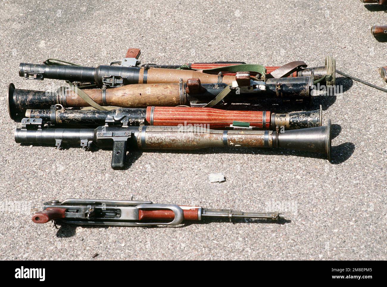 Zu den Waffen, die in irakischen Bunkern in der Nähe des Internationalen Flughafens Kuwait nach dem Rückzug der irakischen Streitkräfte aus Kuwait während der Operation Desert Storm. Gefunden wurden, zählen die tragbaren RPG-7-Raketenwerfer und ein AKM-Sturmgewehr. Betreff Operation/Serie: WÜSTENSTURMBASIS: Kuwait-Stadt Land: Kuwait(KWT) Stockfoto