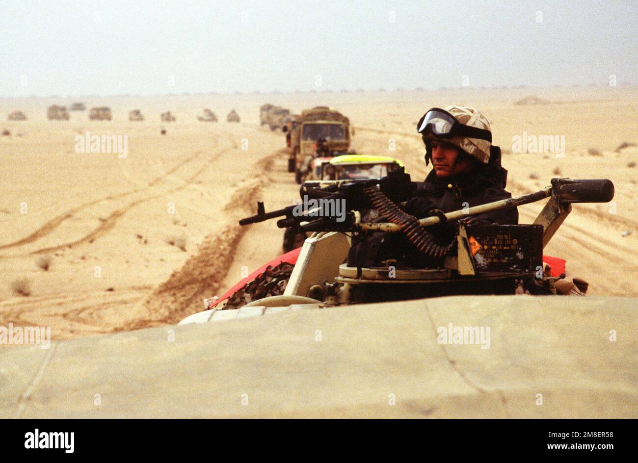 Ein britischer Soldat besetzt während der Operation Desert Storm ein 7,62mm L7A2 Maschinengewehr auf einem Bedford TM 4x4 16.000 Pfund schweren Truck. Betroffene Operation/Serie: WÜSTENSTURM Land: Unbekannt Stockfoto