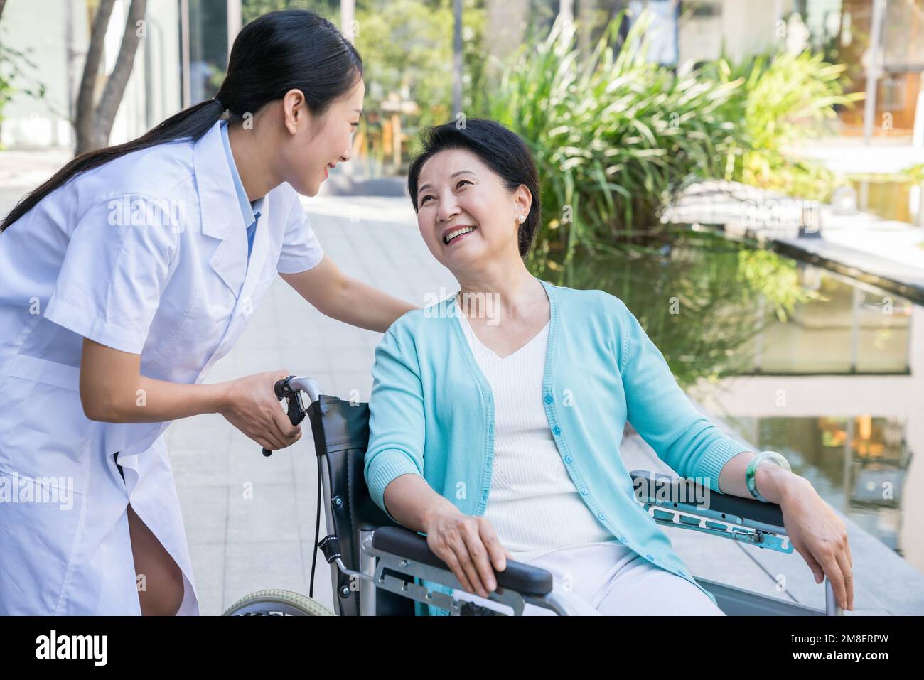 Eine junge Ärztin zur Rehabilitation im Alter Stockfoto