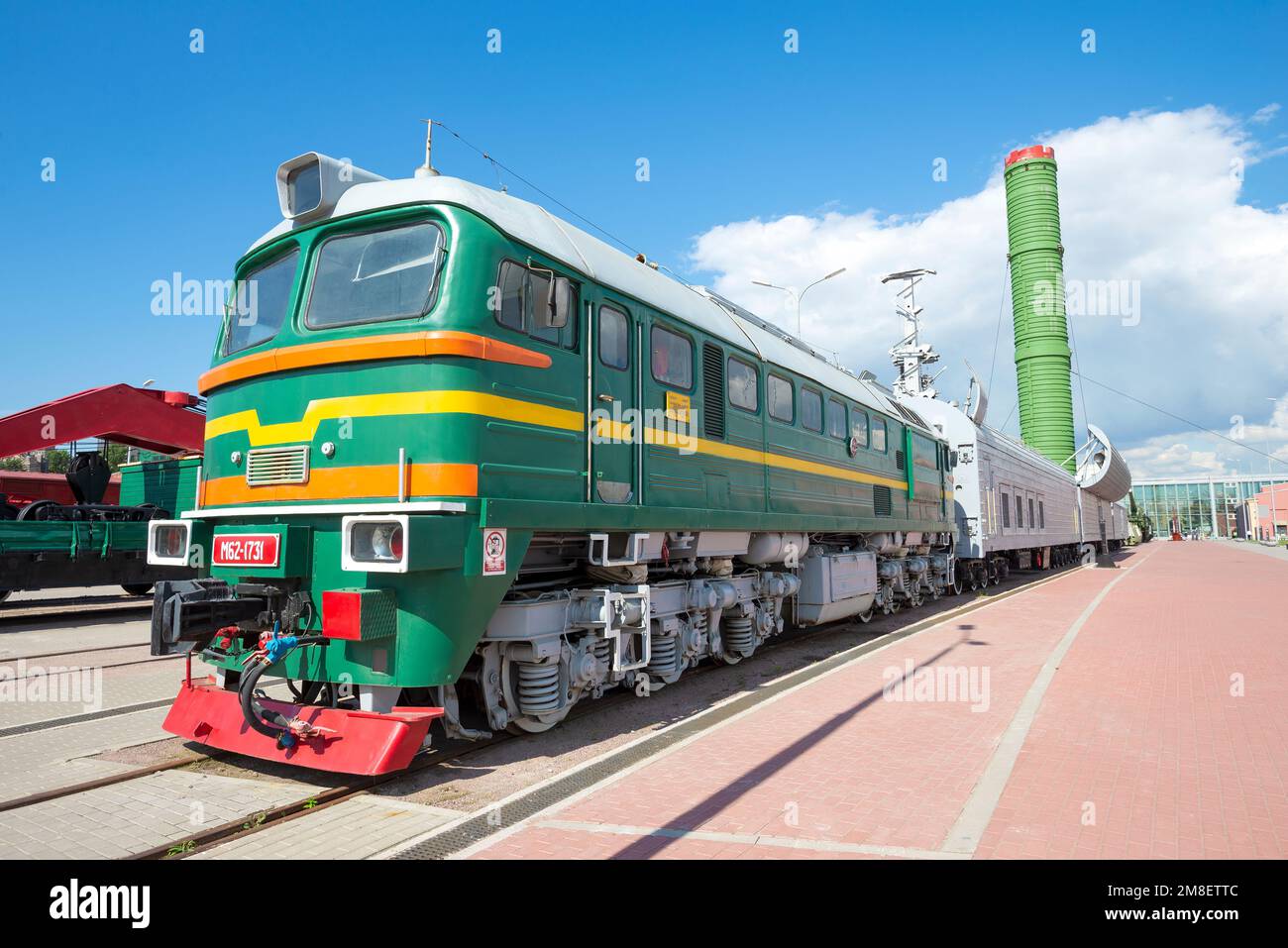 SANKT PETERSBURG, RUSSLAND - 16. AUGUST 2018: Diesellokomotive ДM62 mit Kampfraketensystem 15P961 "Molodets" mit interkontinentalem Ballisti Stockfoto