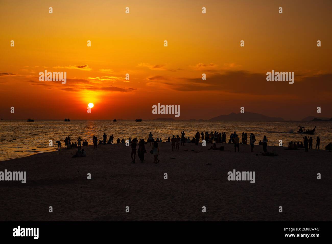 Blick auf den Sonnenuntergang am North Point Beach in Koh Lipe, Satun, Thailand Stockfoto