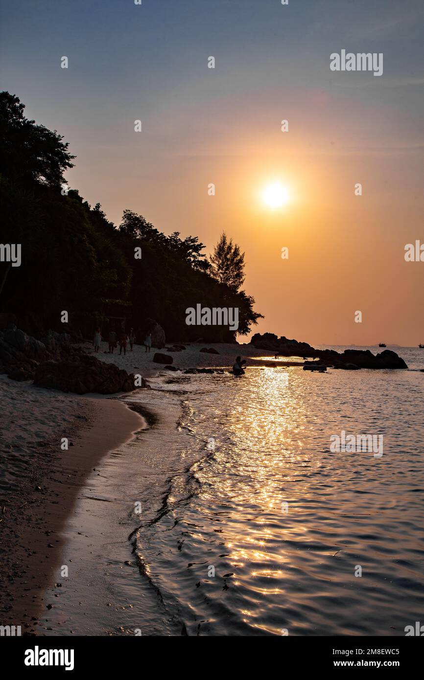 Blick auf den Sonnenuntergang am North Point Beach in Koh Lipe, Satun, Thailand Stockfoto