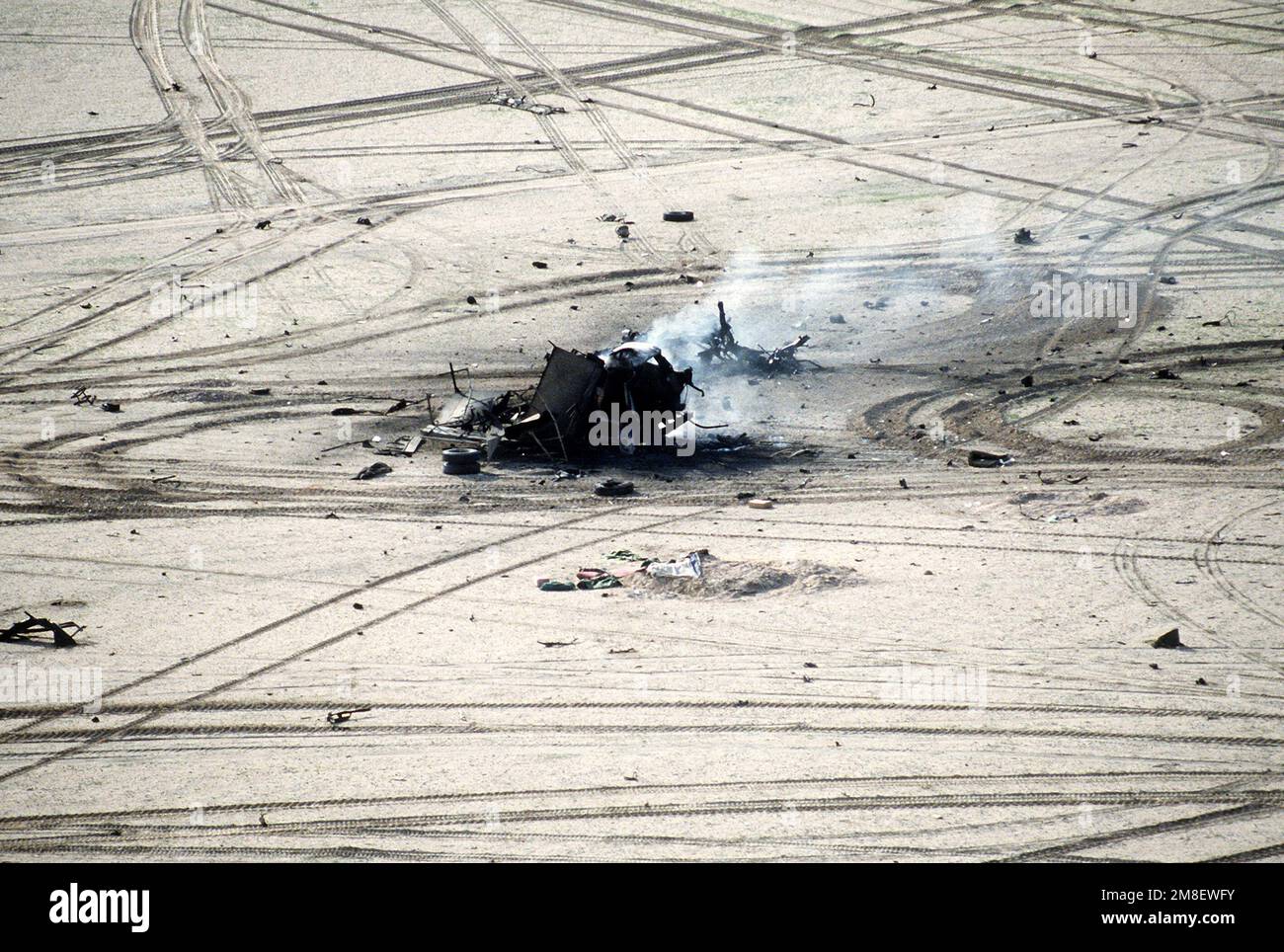 Verlassene irakische Fahrzeuge werden von Mitgliedern der 24. Infanterie-Division nach der Operation Desert Storm. Entsorgt. Betreff Operation/Serie: WÜSTENSTURM Land: Irak (IRQ) Stockfoto