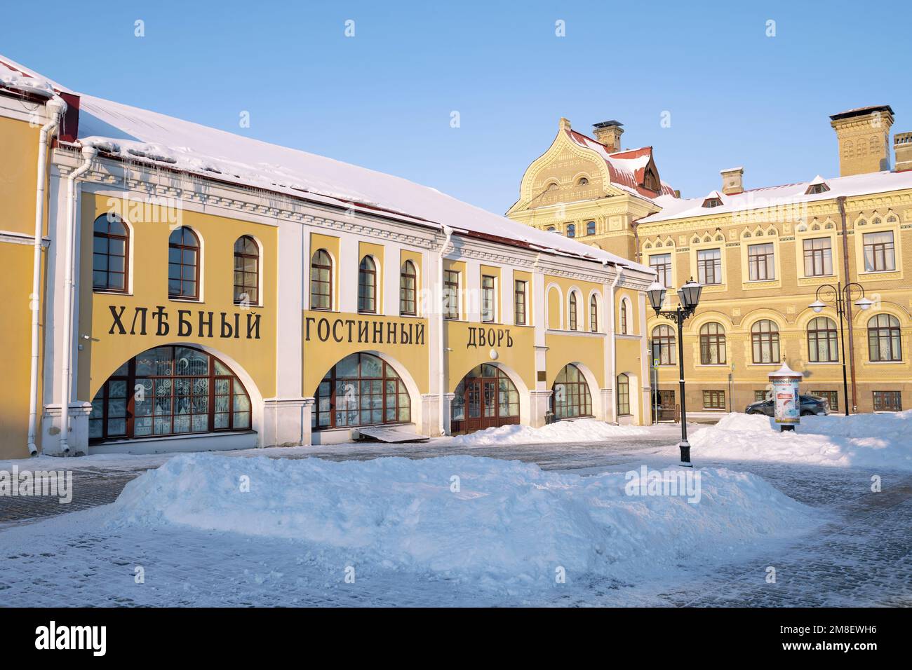 RYBINSK, RUSSLAND - 06. JANUAR 2023: Das antike Gebäude des Mehls Gostiny Dvor (Brotmarkt) an einem sonnigen Januar-Tag Stockfoto