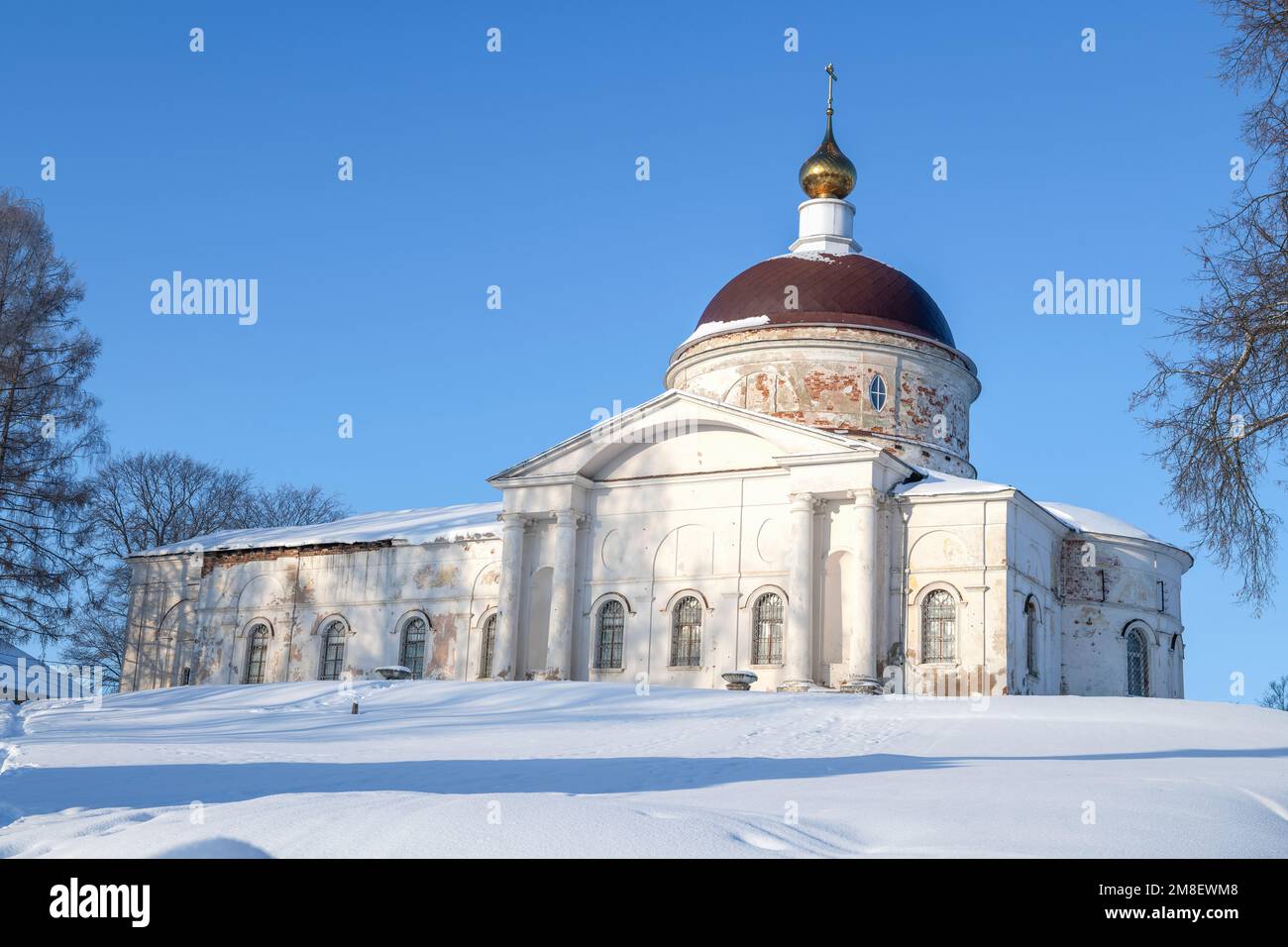 Die antike Kathedrale von St. Nicholas der Wunderarbeiter (1766-1769) an einem sonnigen Januar. Myshkin, Region Jaroslawl. Russland Stockfoto