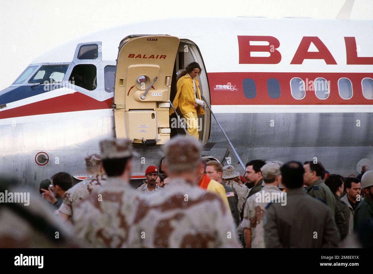 Ehemaliger Kriegsgefangener MAJ. Rhonda Lee Cornum, eine Flugchirurg, die dem 2. Bataillon, der 229. Luftfahrtbrigade zugeteilt wurde, verlässt ein internationales Rotkreuz DC-9-Flugzeug von Genf auf dem Luftwaffenstützpunkt Riad nach ihrer Freilassung durch die irakische Regierung während der Operation Desert Storm. Betrifft Operation/Serie: STÜTZPUNKT WÜSTENSTURM: Riad Luftwaffenstützpunkt Land: Saudi-Arabien (Sau) Stockfoto