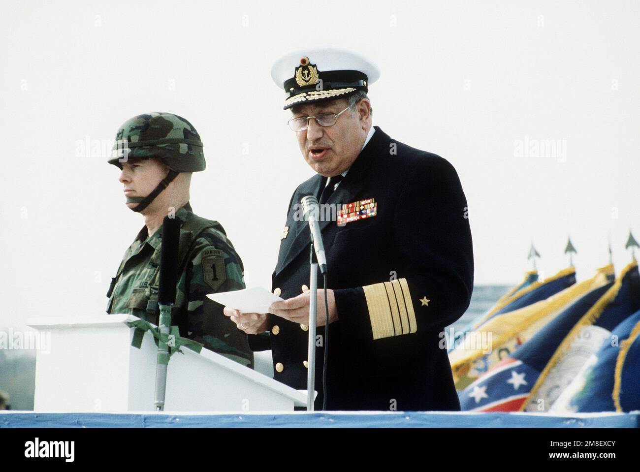 ADM. Wellershoff von der deutschen Marine spricht mit Zivilisten und Militärpersonal, die zu einer Abschiedsfeier zu Ehren der USA versammelt sind Die 1. Infanteriedivision der Armee. Die Division wird nach der Operation Desert Storm deaktiviert. Betreff Betrieb/Serie: WÜSTENSTURMSTÜTZPUNKT: Goeppingen Land: Deutschland/Deutschland (DEU) Stockfoto