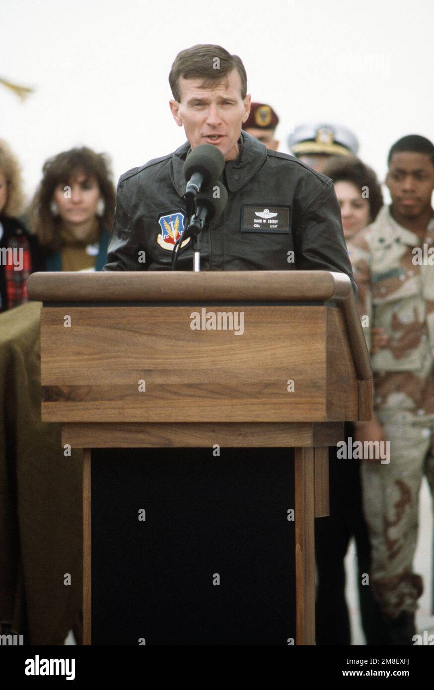 OBERST. David Eberly, ranghöchster Kriegsgefangener, spricht während einer Zeremonie zu Ehren ehemaliger Kriegsgefangener nach ihrer Rückkehr in die Vereinigten Staaten, nachdem sie während der Operation Desert Storm von irakischen Streitkräften gefangen gehalten wurden. Betrifft Operation/Serie: STÜTZPUNKT WÜSTENSTURM: Luftwaffenstützpunkt Andrews Bundesstaat: Maryland (MD) Land: Vereinigte Staaten von Amerika (USA) Stockfoto