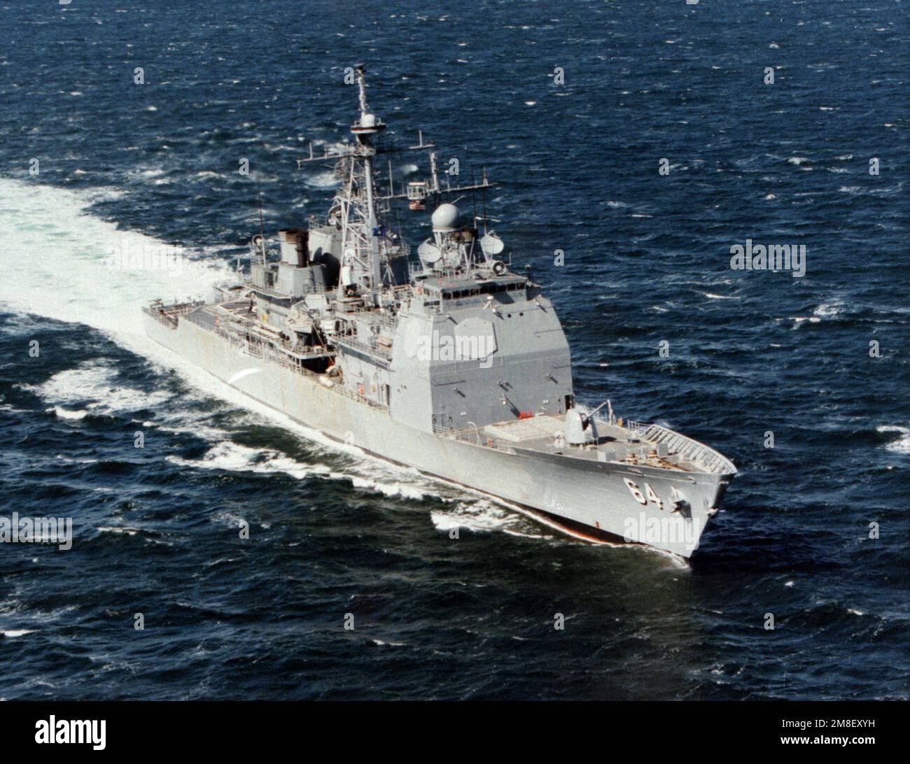 Steuerbord-Bugblick auf den geführten Raketenkreuzer USS GETTYSBURG (CG-64). Land: Atlantik (AOC) Stockfoto