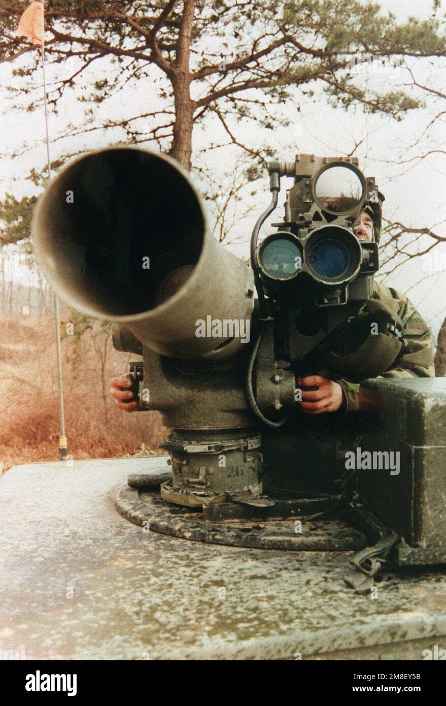 Vorderansicht eines Soldaten aus der 2. Infanterie-Division, Team Orange, während er ein von der Tube gestartetes, optisch GEFÜHRTES, DRAHTGEFÜHRTES Raketensystem (DRAW) anvisiert. Operation/Serie: TEAMGEIST '91 Basis: Inchon Land: Südkorea Stockfoto