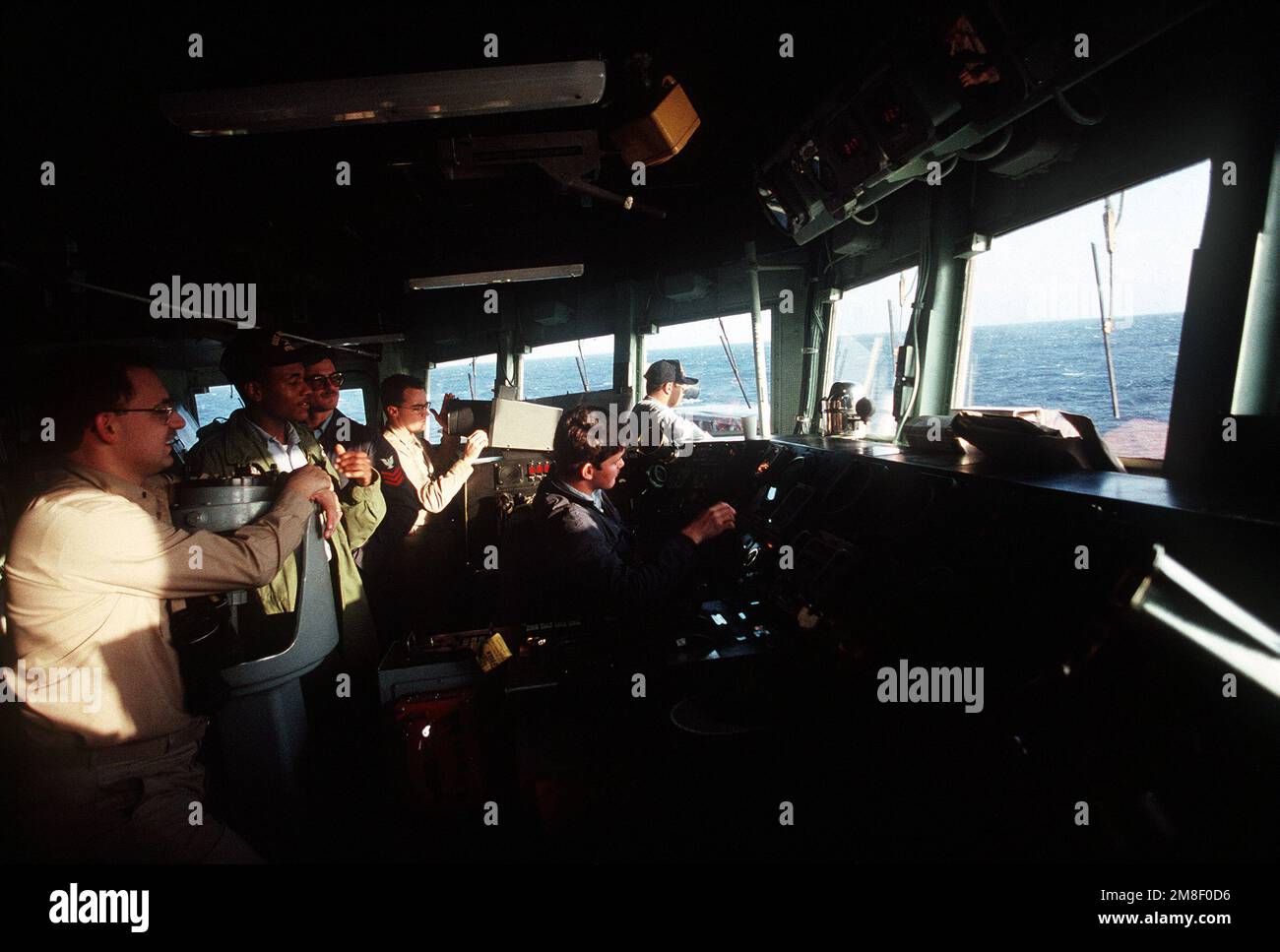 Offiziere und Soldaten stehen auf der Brücke der geführten Raketenfregatte USS NICHOLAS (FFG-47) unter ihrer Wache, während das Schiff in seinen Heimathafen an der Naval Station, Charleston, S.C. zurückkehrt Die NICHOLAS verließen Charleston am 21. September 1990 und segelten zum Persischen Golf, wo das Schiff in Operation Desert Shield und Operation Desert Storm diente. Betreff Betrieb/Serie: WÜSTENSCHILD WÜSTENSTURM Land: Atlantik (AOC) Stockfoto