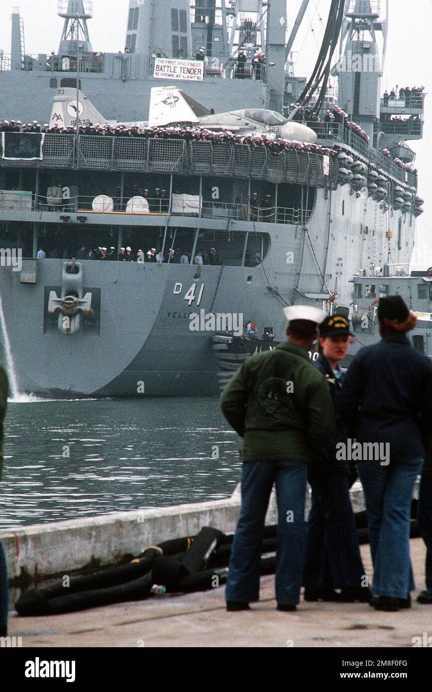 Leinenarbeiter stehen bereit, während ein großer Hafenschlepper den Zerstörer USS YELLOWSTONE (AD-41) neben den Pier bringt. Der YELLOWSTONE kehrt nach Norfolk zurück, nachdem er zur Unterstützung der Operation Desert Shield und der Operation Desert Storm in die Region des Persischen Golfs entsandt wurde. Ein Angriffsgeschwader 35 (VA-35) A-6E Intruder-Flugzeug sitzt auf dem HUBSCHRAUBERDECK des YELLOWSTONE. Betreff Operation/Serie: WÜSTENSCHILD WÜSTENSTURM Stützpunkt: Marineflugstation, Norfolk Bundesstaat: Virginia (VA) Land: Vereinigte Staaten von Amerika (USA) Stockfoto