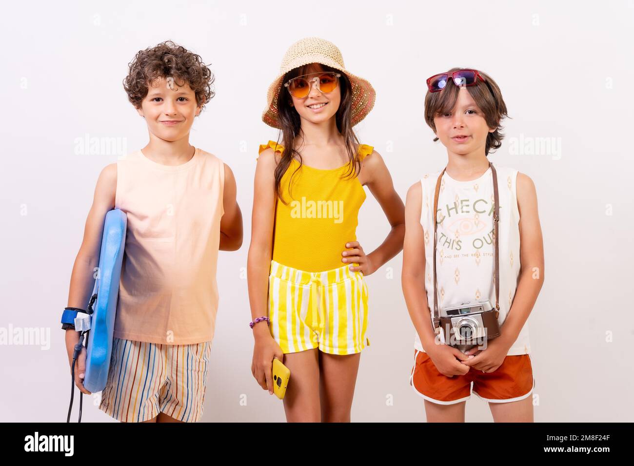 Kinder genießen Sommerurlaub auf weißem Hintergrund Stockfoto