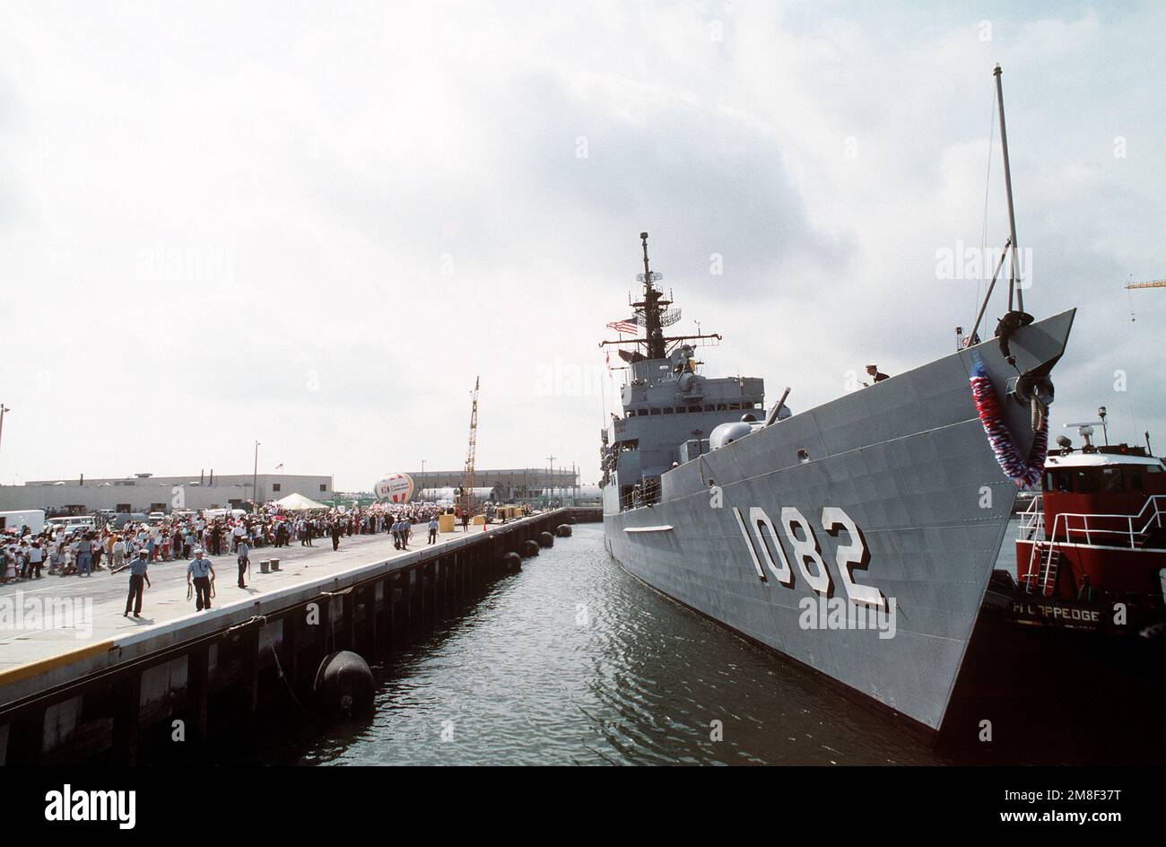 Matrosen an der Küste bereiten sich darauf vor, Leinen zu Crewmen an Bord der Fregatte USS ELMER MONTGOMERY (FF-1082) zu werfen, während Schleppboote das Schiff entlang des Piers in Position bringen. Die ELMER MONTGOMERY und andere Schiffe des Flugzeugträgers USS SARATOGA (CV-60) kehren nach Mayport zurück, nachdem sie für die Operation Desert Shield und die Operation Desert Storm in der Region des Persischen Golfs eingesetzt wurden. Betrifft Operation/Serie: WÜSTENSCHILD WÜSTENSTURM Stützpunkt: Marinestützpunkt, Mayport Bundesstaat: Florida (FL) Land: Vereinigte Staaten von Amerika (USA) Stockfoto