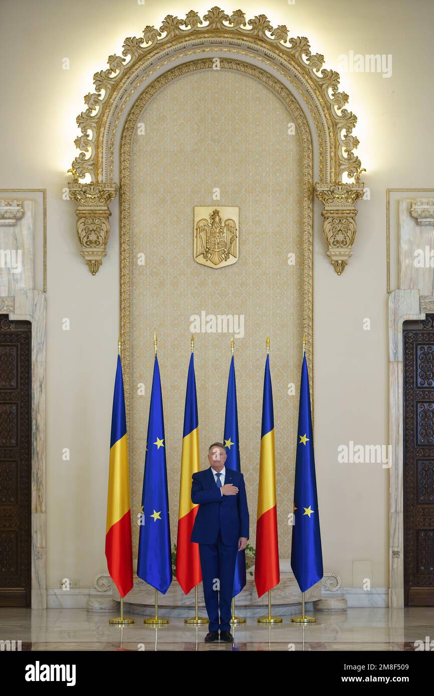 Bukarest, Rumänien - 13. Januar 2023: Präsident von Rumänien Klaus Iohannis bei der Dekorationszeremonie zum nationalen Kulturtag. Stockfoto