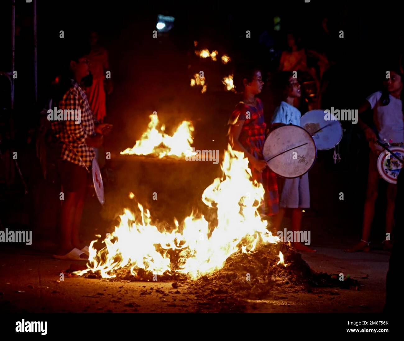 Bhogi Pandigai (Festival) wird in Tamil Nadu, Andhra Pradesh, Telangana, Karnataka und Maharashtra weithin gefeiert. In den südlichen Bundesstaaten Indiens als erster Tag des viertägigen Erntefests von Pongal. Es ist der Tag, an dem alles, was alt ist, weggeworfen wird und damit neues Vermögen und Wohlstand in das Leben der Menschen gebracht wird. Am Tag von Bhogi Pandigai stehen die Menschen früh am Morgen auf, in der Regel vor Sonnenaufgang, und entzünden ein Lagerfeuer namens „Bhogi Mantalu“ mit Holz und anderen festen Brennstoffen. Sie fällt auf den letzten Tag des Agrahayaṇa- oder Margasirṣa-Monats des hinduistischen Sonnenkalenders. Kredit: Seshadri SUKU Stockfoto