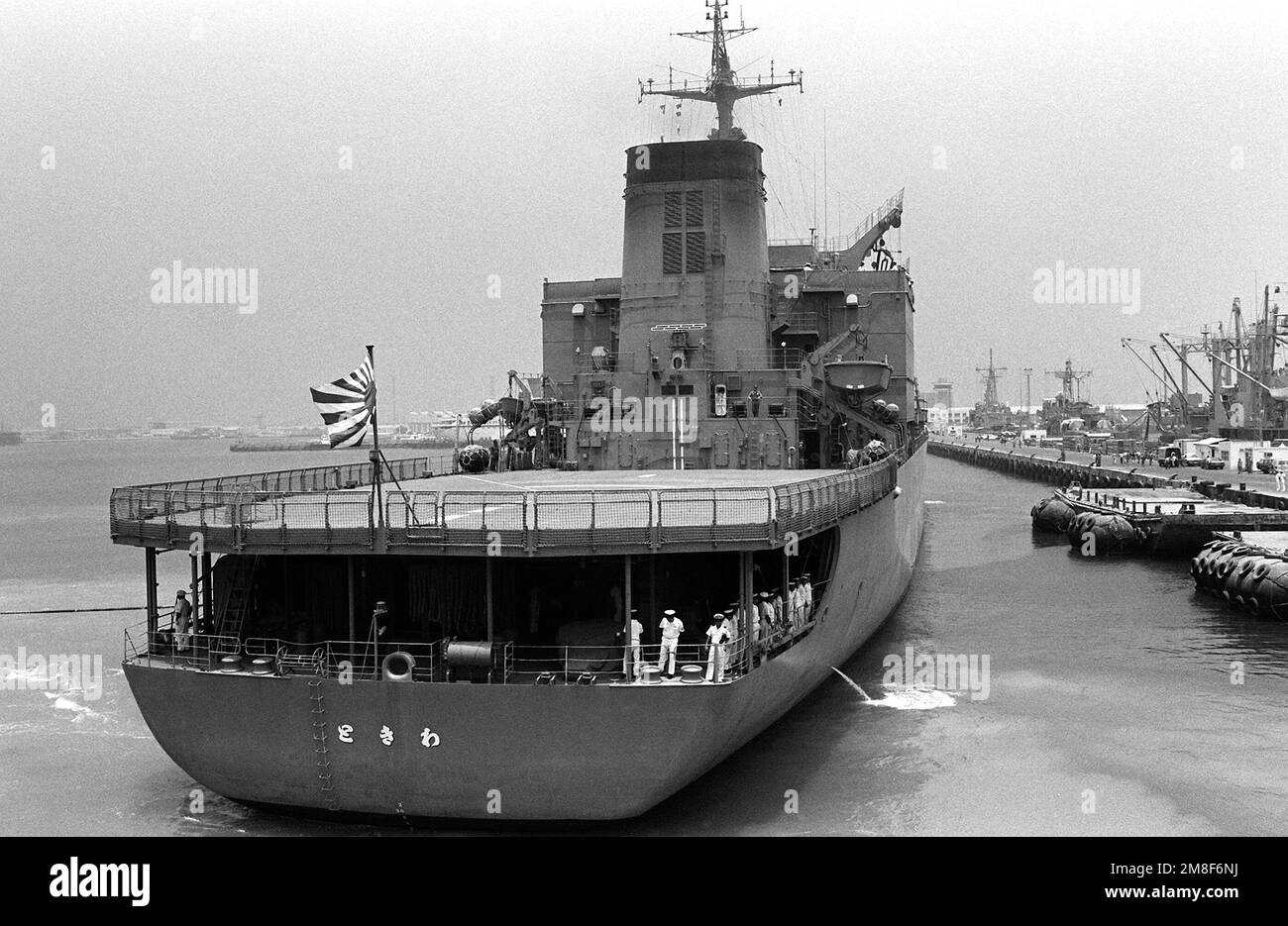 Ein Blick auf das Schiff Tokiwa (AOE-423) der japanischen Seeschifffahrtsflotte der Selbstverteidigungsstreitkräfte, das sich auf das Anlegen vorbereitet. Die Tokiwa lieferte nichtkombattantisches Material als Teil des Beitrags Japans zur Koalitionsaktion bei Operation Desert Storm. Betreff Operation/Serie: WÜSTENSTURM Land: Bahrain (BHR) Stockfoto