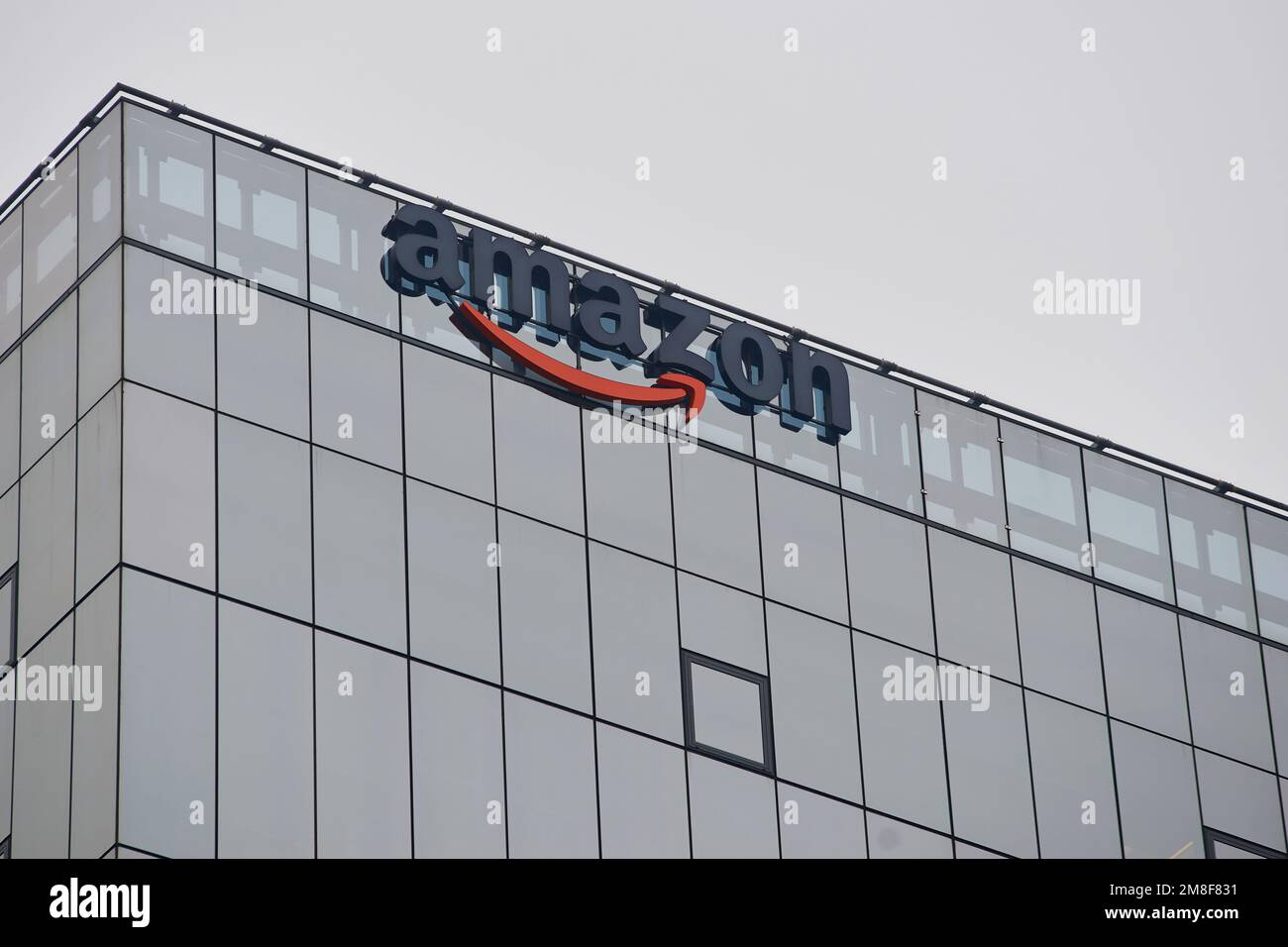 Bukarest, Rumänien - 13. Januar 2023: Das Logo des amerikanischen multinationalen E-Commerce-Unternehmens Amazon ist auf einem Gebäude zu sehen. Dieses Bild ist für e Stockfoto