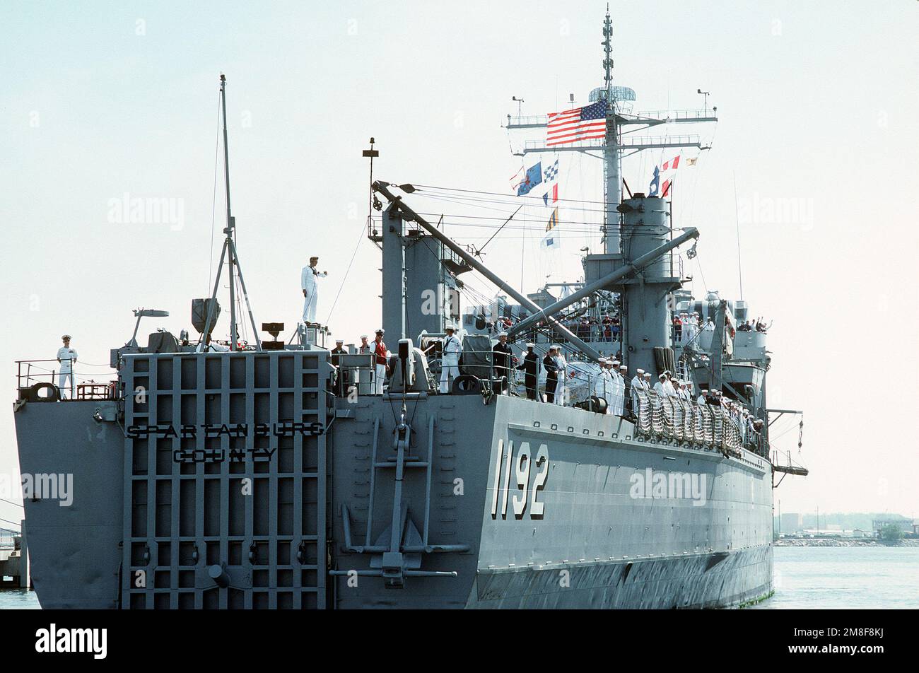Besatzungsmitglieder stehen an der Reling, während das Panzerlandeschiff USS SPARTANBURG COUNTY (LST-1192) nach dem Einsatz im Gebiet des Persischen Golfs während der Operation Desert Storm in den Hafen zurückkehrt. Betrifft Operation/Serie: WÜSTENSTURMBASIS: Marinestützpunkt Amphib, Little Creek Bundesstaat: Virginia (VA) Land: Vereinigte Staaten von Amerika (USA) Stockfoto