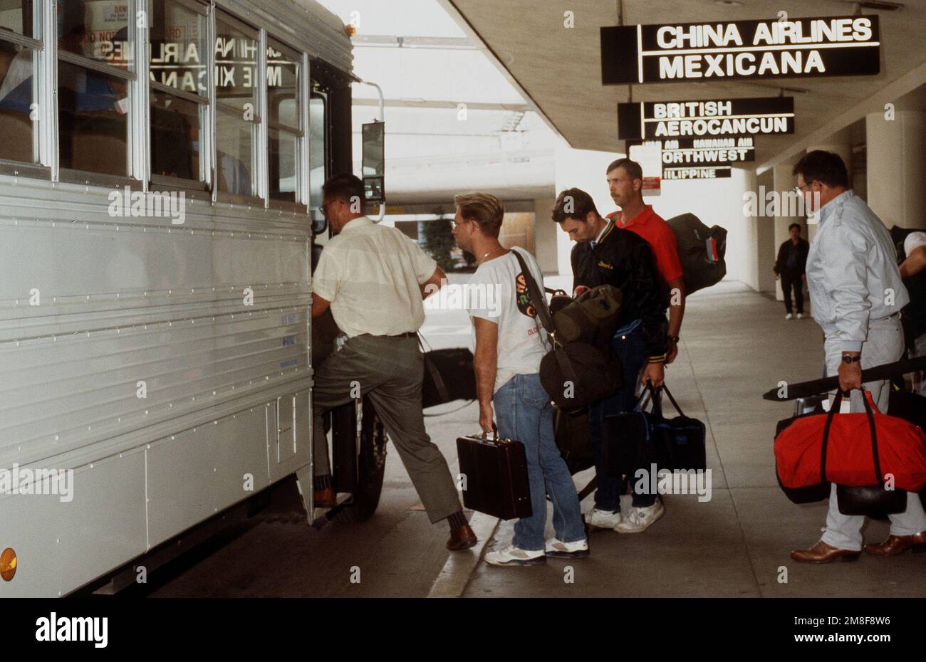 Marineservisten steigen am Flughafen in einen Bus, nachdem sie nach der Operation Desert Storm aus dem Dienst in der Region Persischer Golf zurückgekehrt sind. Die Reservisten werden zur Verarbeitung in den Naval Reserve Readiness Command 20 (REDCOM-20) überführt. Betreff Operation/Serie: WÜSTENSTURMBASIS: San Francisco Bundesstaat: Kalifornien (CA) Land: Vereinigte Staaten von Amerika (USA) Stockfoto