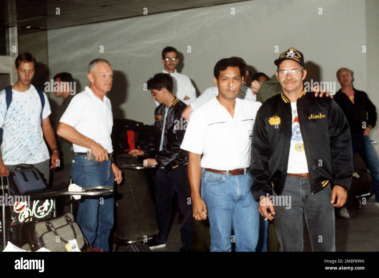 Navy Reservisten stehen mit ihrem Gepäck am Flughafen bereit, während sie auf die Abholung durch Personal des Naval Reserve Readiness Command 20 (REDCOM-20), Personalunterstützungstrupp, warten. Die Reservisten sind gerade aus dem Dienst im Persischen Golf nach der Operation Desert Storm zurückgekehrt. Betreff Operation/Serie: WÜSTENSTURMBASIS: San Francisco Bundesstaat: Kalifornien (CA) Land: Vereinigte Staaten von Amerika (USA) Stockfoto