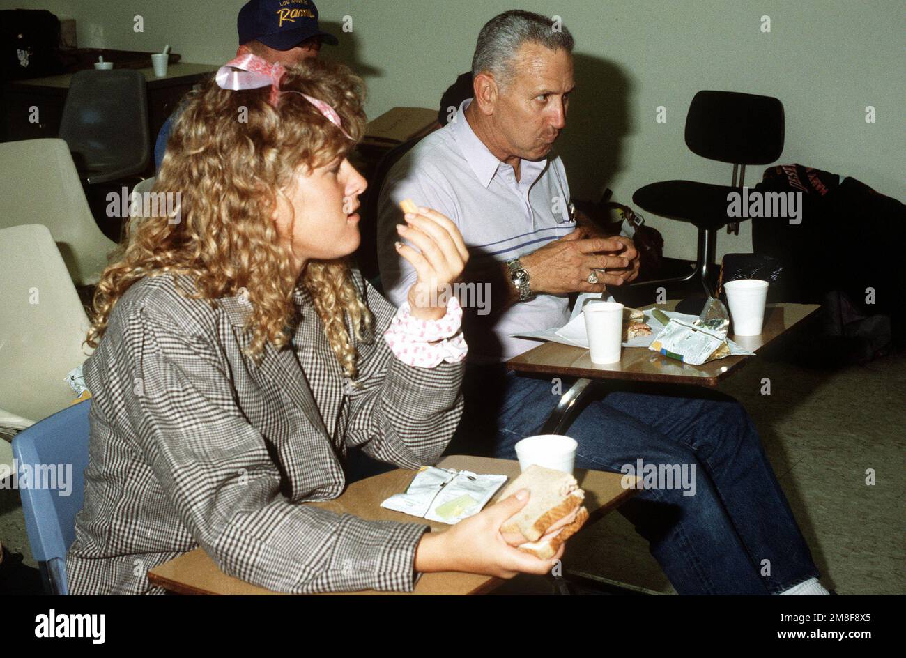 Navy Reservisten essen Mittagessen, die vom Naval Reserve Readiness Command 20 (REDCOM-20) zur Verfügung gestellt werden. Die Reservisten sind gerade aus dem Dienst im Persischen Golf nach der Operation Desert Storm zurückgekehrt. Betreff Operation/Serie: WÜSTENSTURMBASIS: San Francisco Bundesstaat: Kalifornien (CA) Land: Vereinigte Staaten von Amerika (USA) Stockfoto