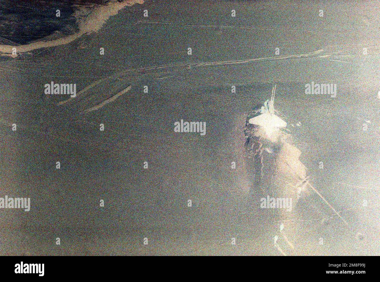 Ein Luftbild des nuklearbetriebenen Angriffs-U-Boots USS PARGO (SSN-650) tauchte im Eis nördlich des Polarkreises auf. Land: Unbekannt Stockfoto