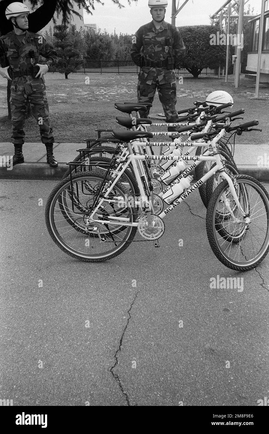 LCPL Damon Smith und LCPL William Greenland halten sich bereit, bevor sie sich auf Fahrradpatrouille begeben. Beide Männer sind Mitglieder der Militärpolizei der Station. Basis: Marine Corps Air Station, Iwakuni Land: Japan (JPN) Stockfoto