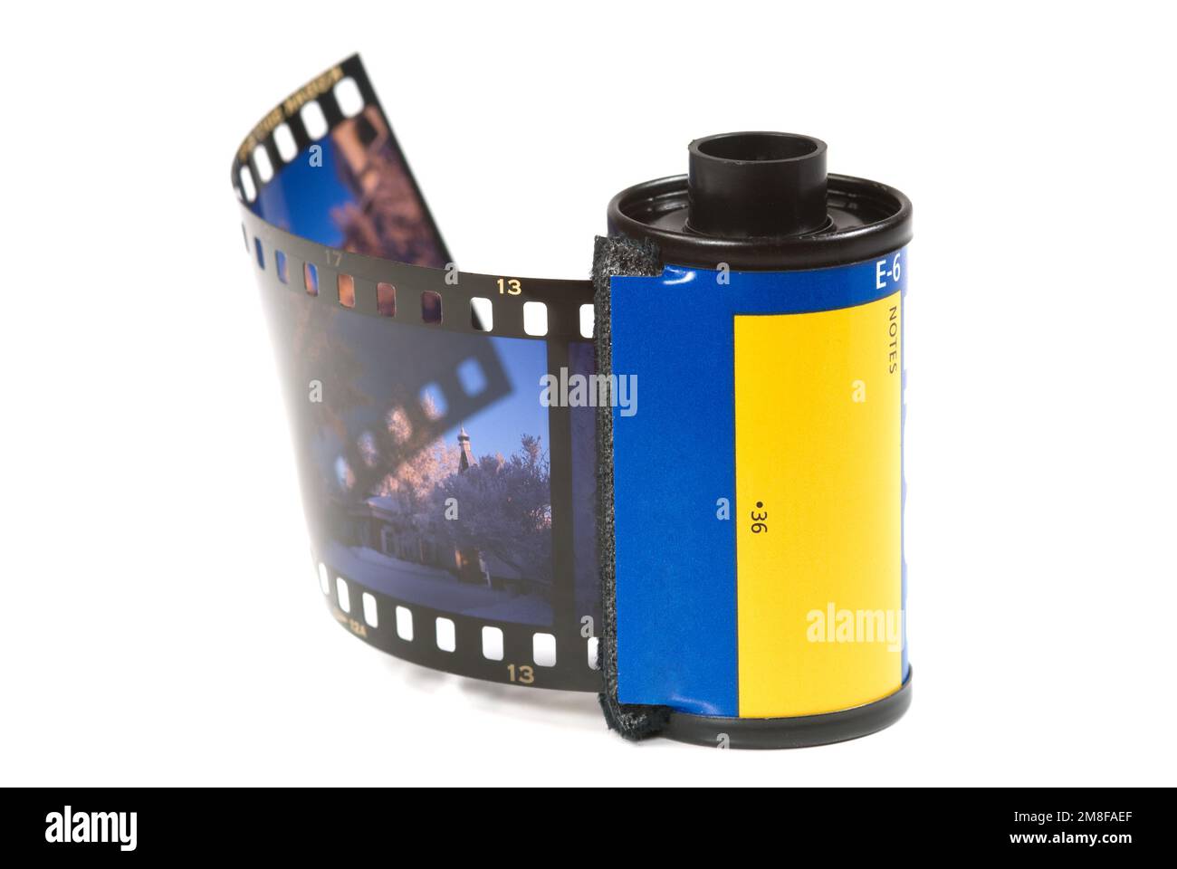 Kassette mit 35-mm-Fotofilm isoliert auf weißem Hintergrund Stockfoto