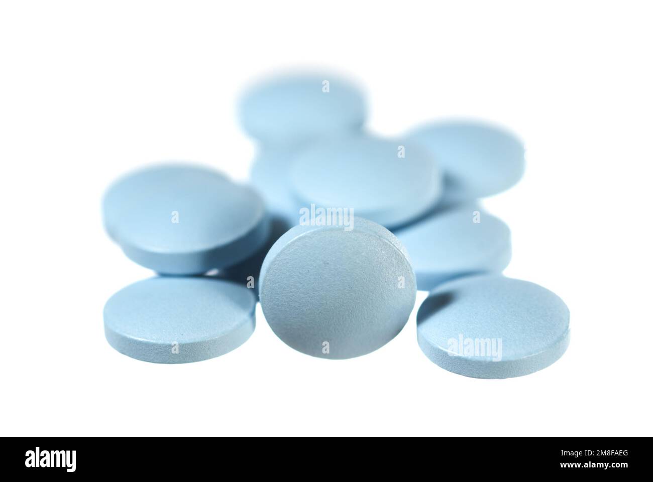 Blaue Pillen auf Weiß mit geringer Schärfentiefe Stockfoto