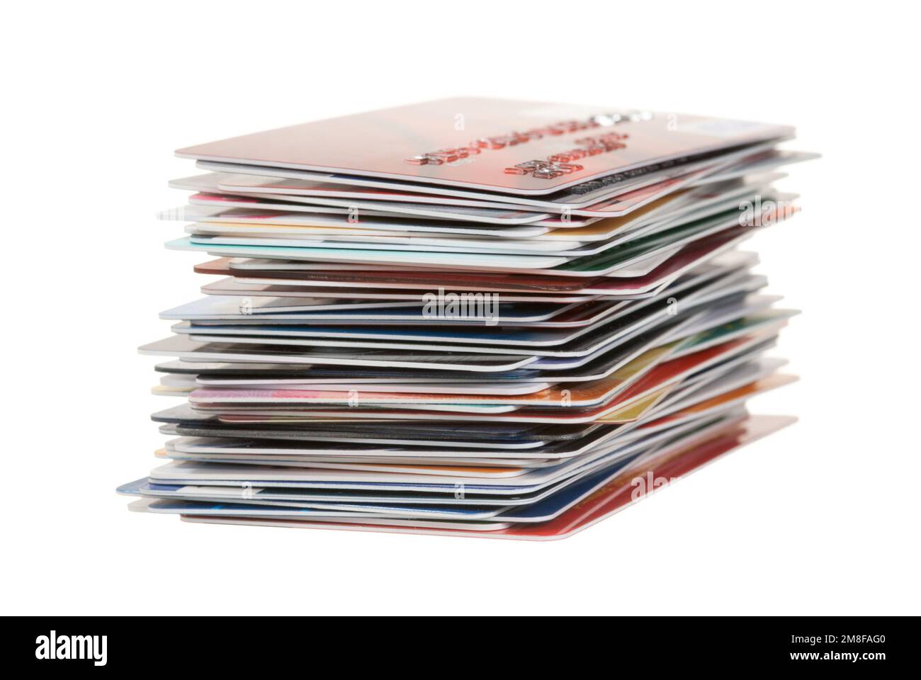 Ein Stapel Kreditkarten, isoliert auf Weiß Stockfoto