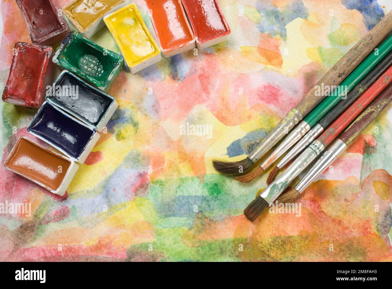 Aquarellpalette mit Farben und Pinseln Stockfoto