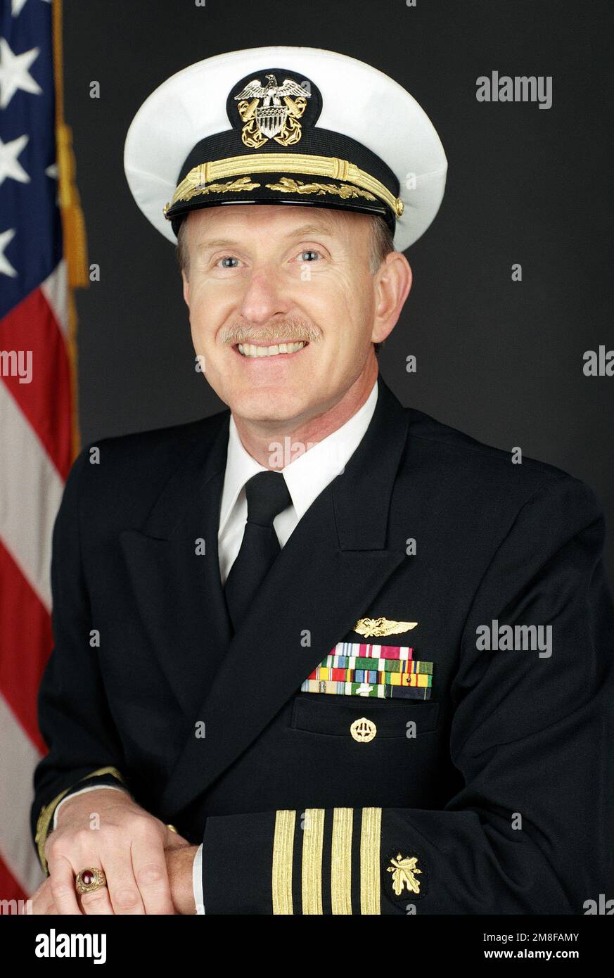 Hauptmann Paul R. Alwine Jr., USNR (abgedeckt). Land: Unbekannt Stockfoto