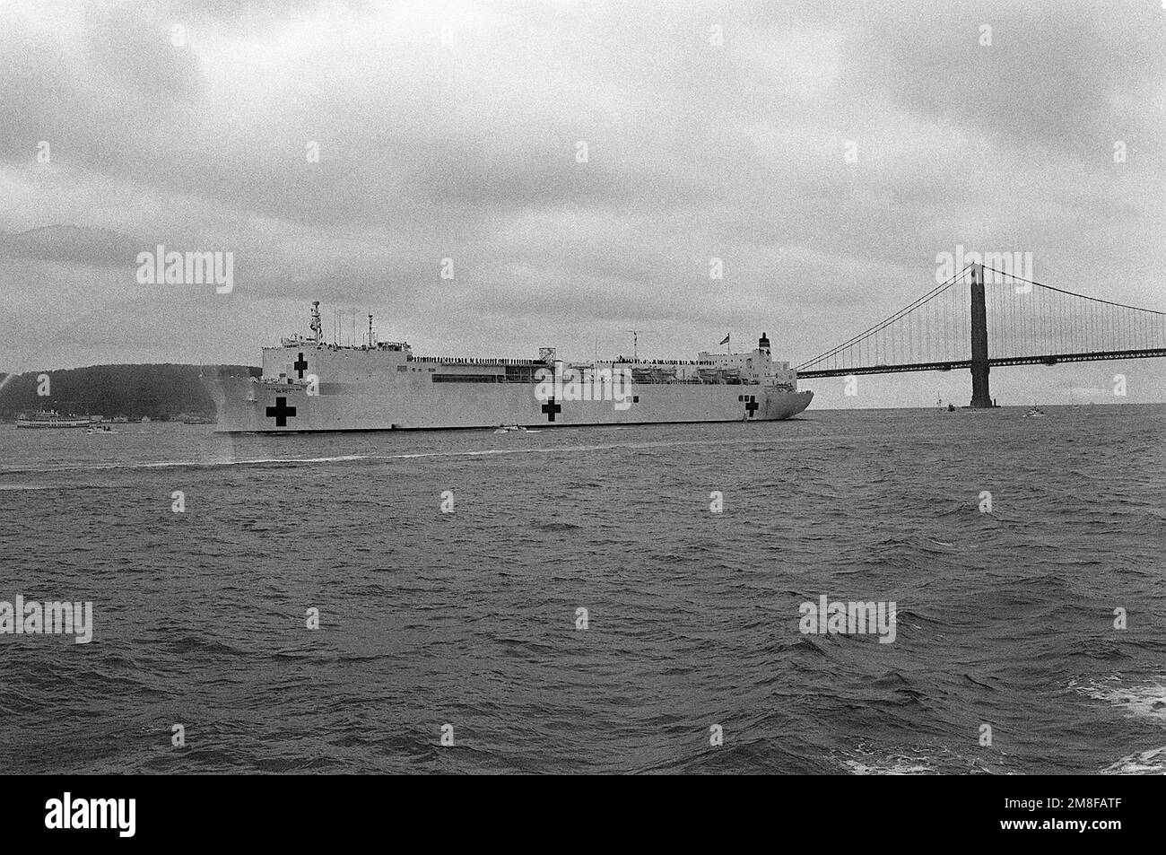 Das Spitalschiff USNS MERCY (T-AH-19) passiert die Golden Gate Bridge, wenn es nach dem Einsatz im Persischen Golf während der Operation Desert Storm nach San Francisco zurückkehrt. Betreff Operation/Serie: WÜSTENSTURMBASIS: San Francisco Bay Bundesstaat: Kalifornien (CA) Land: Vereinigte Staaten von Amerika (USA) Stockfoto