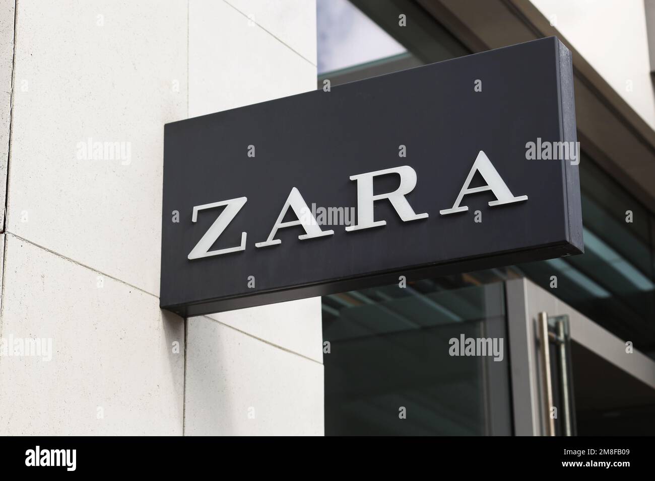Honolulu, HI - 9. Januar 2023: Ladenschild des beliebten Bekleidungseinzelhändlers Zara im Ala Moana Shopping Center in Hawaii. Stockfoto