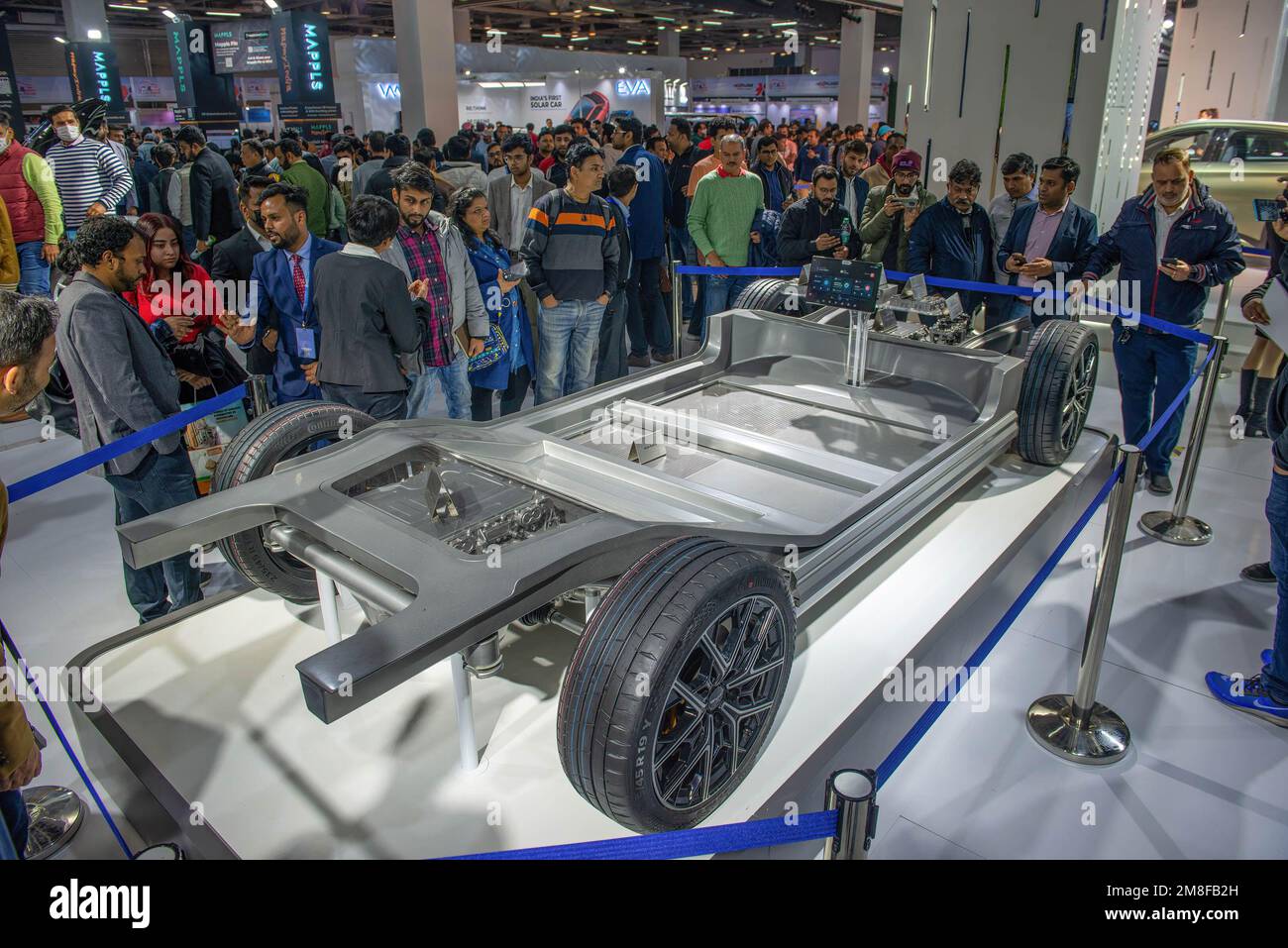 Besucher besichtigen die Fahrzeugplattform im BYD-Stand (BYD ist ein ...