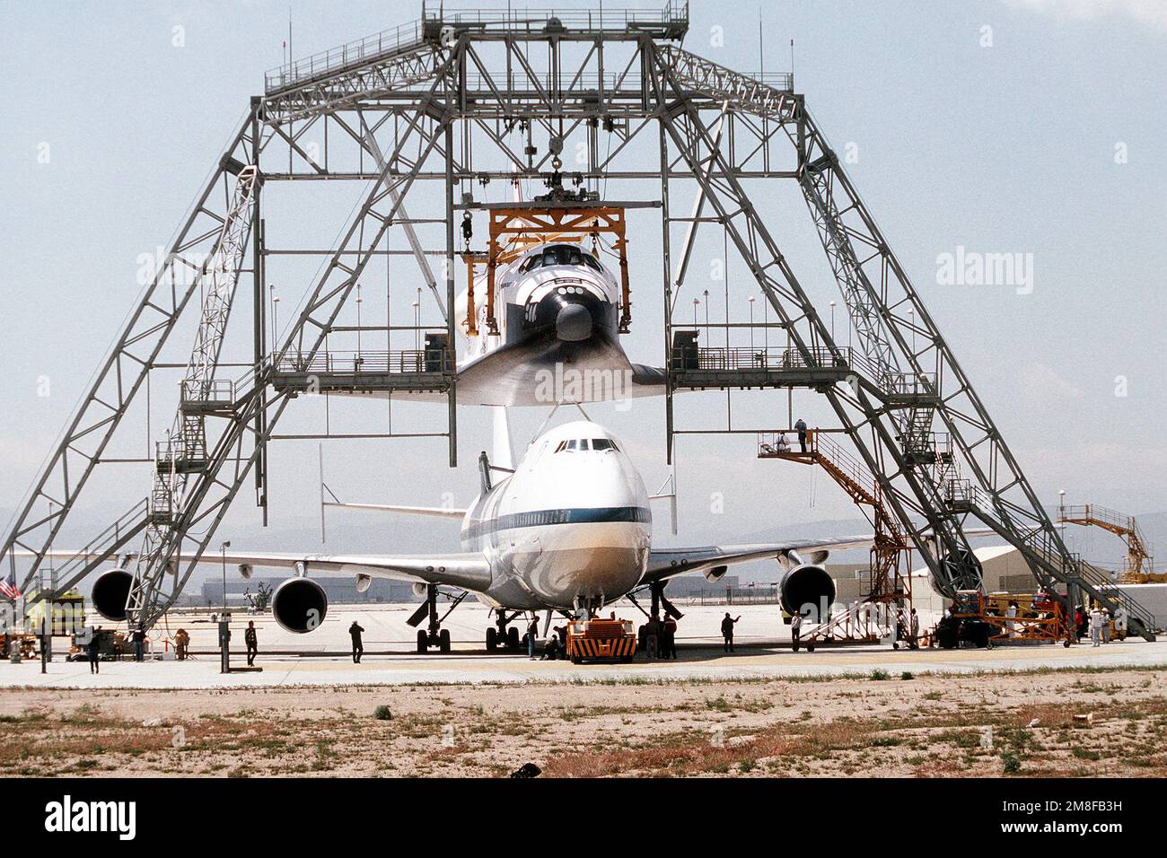 Das NASA 747 Shuttle Carrier Aircraft (SCA) befindet sich unter dem Space Shuttle Endeavour OV-105 (Orbiter Vehicle-105), das mit einer massiven Hebevorrichtung aufgehängt wurde, im Air Force Plant 42 von Rockwell International, Standort 1, in Palmdale. Das Shuttle wird an den 747 SCA angeschlossen, um zum Kennedy Space Center, Florida, zu transportieren. Exaktes Datum Aufnahme Unbekannt. Staat: Kalifornien (CA) Land: Vereinigte Staaten von Amerika (USA) Stockfoto