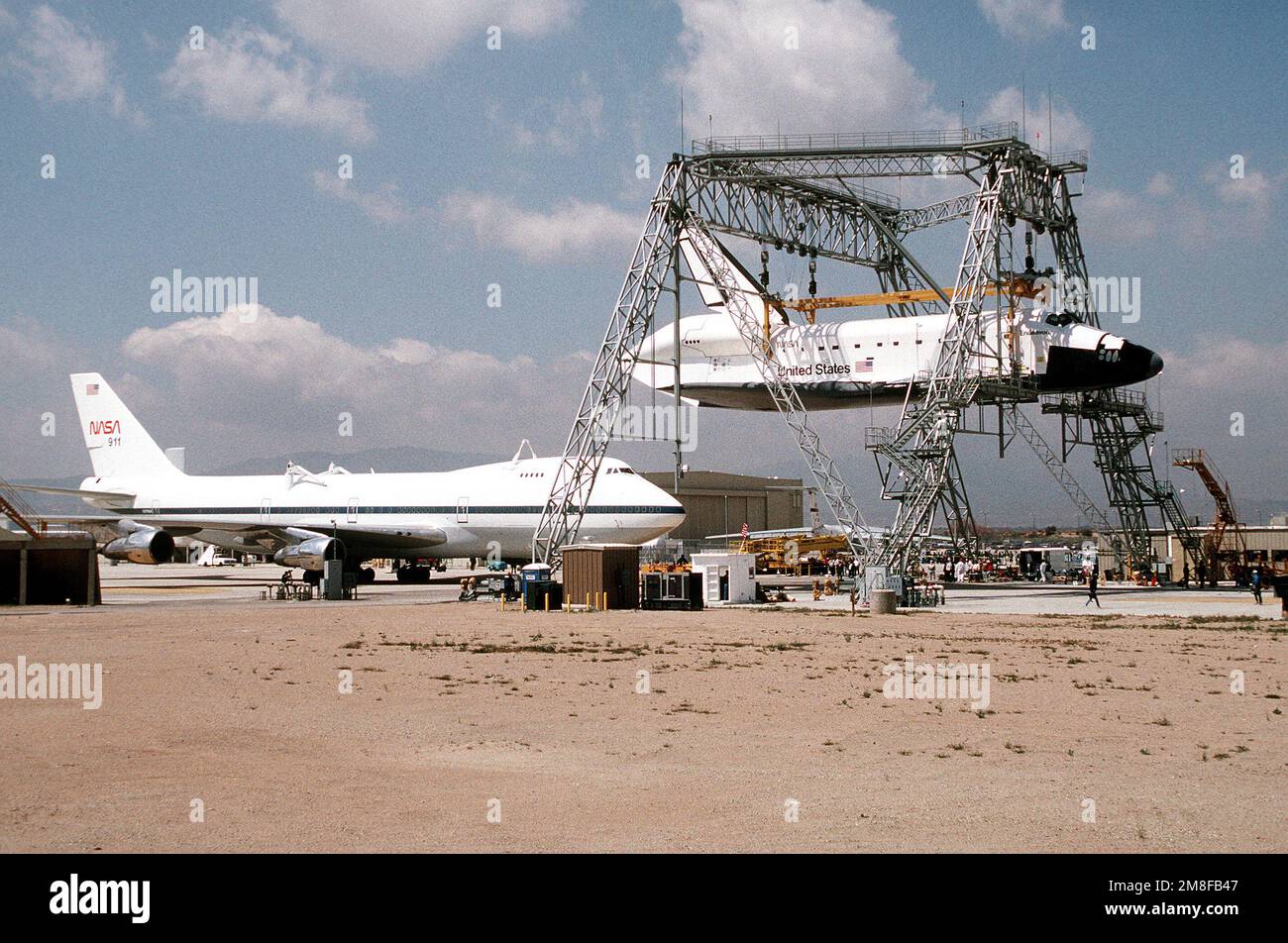 Das NASA 747 Shuttle Carrier Aircraft (SCA) wird unter dem Space Shuttle Endeavour OV-105 (Orbiter Vehicle-105) in Position gebracht, das unter einem massiven Hebezeug im Air Force Plant 42 von Rockwell International, Standort 1, in Palmdale hängt. Exaktes Datum Aufnahme Unbekannt. Staat: Kalifornien (CA) Land: Vereinigte Staaten von Amerika (USA) Stockfoto