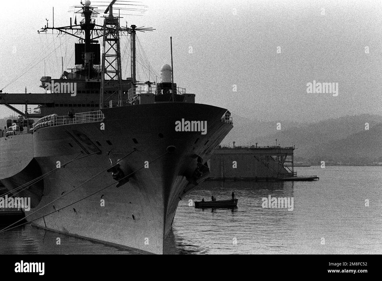 Ein Steuerbord-Blick auf das amphibische Kommandoschiff USS BLUE RIDGE (LCC-19), das bei einem Hafenbesuch an der Alava Wharf vor Anker liegt. Der BLAUE KAMM kehrt zu seinem Heimathafen am Marinestützpunkt Yokosuka, Japan zurück, nachdem er während der Operation Desert Shield/Desert Storm im Persischen Golf eingesetzt wurde. Betrifft Operation/Serie: WÜSTENSCHILD WÜSTENSTURM Stützpunkt: Marinestützpunkt, Subic Bay Bundesstaat: Luzon Land: Philippinen (PHL) Stockfoto