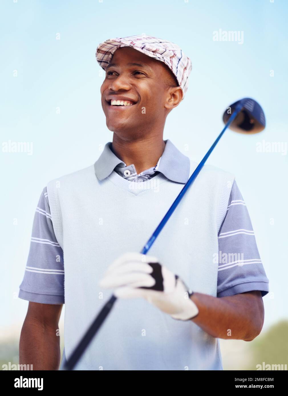 Sein Golfspiel hat sich weit entwickelt. Ein souveräner afroamerikanischer Golfspieler mit einem Fahrer. Stockfoto