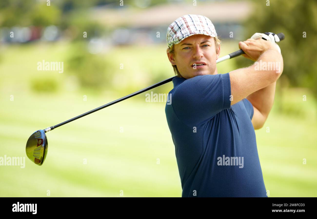 Auf Distanz. Ein junger Golfer in seiner Folgeposition. Stockfoto