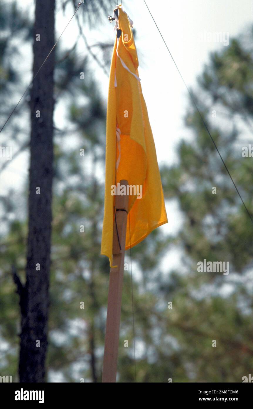 Eine gelbe Flagge weist auf normale Sicherheitsbedingungen an der Basis während einer Feldübung für das 919. Bauingenieurgeschwader hin. Basis: Luftwaffenstützpunkt Eglin Bundesstaat Florida(FL) Land: Vereinigte Staaten von Amerika(USA) Stockfoto