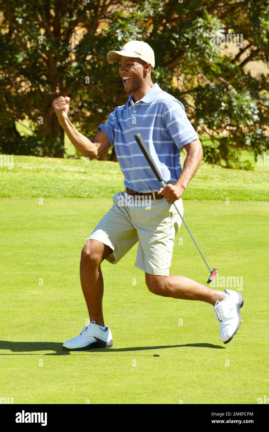 Netter Vogel. Die volle Länge eines Golfers, der einen großartigen Schuss feiert. Stockfoto