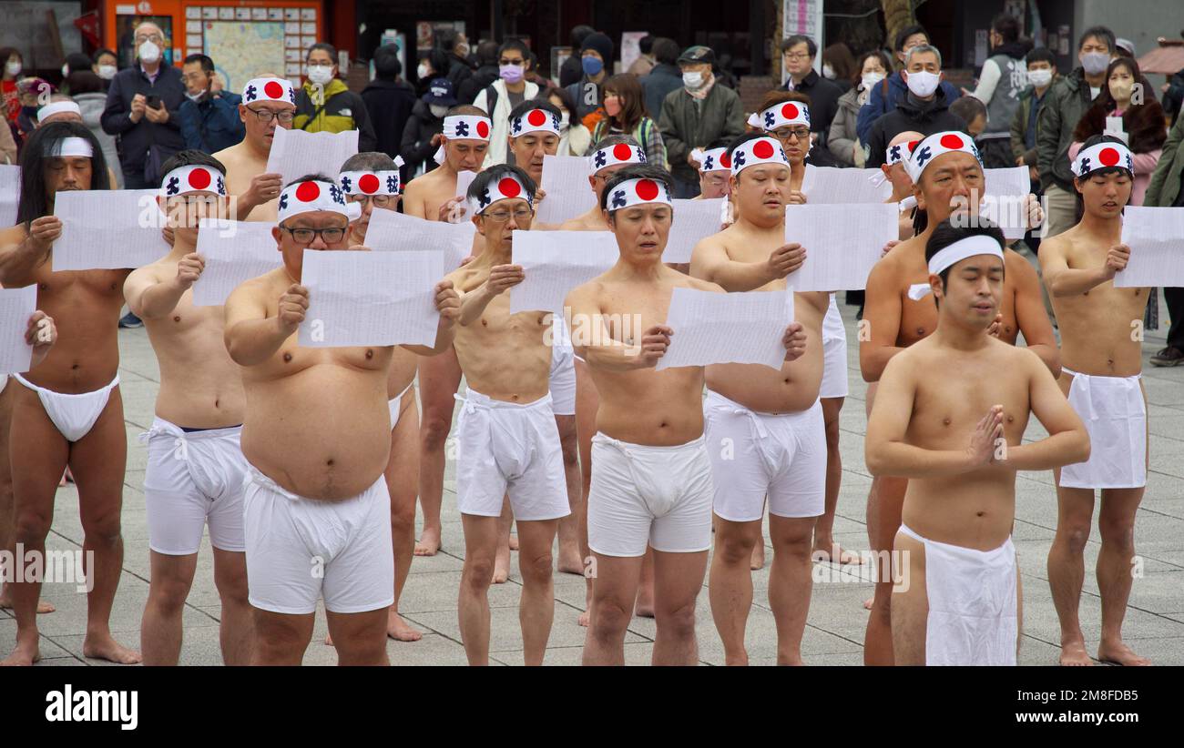 Tokio, Japan. 14. Januar 2023. Die Teilnehmer führen am Samstag, den 14. Januar 2023, vor der kalten Ausdauerzeremonie „Kanchu-Misogi“ im Kanda Myojin-Schrein in Tokio, Japan, ein Ritual durch. Foto: Keizo Mori/UPI Credit: UPI/Alamy Live News Stockfoto